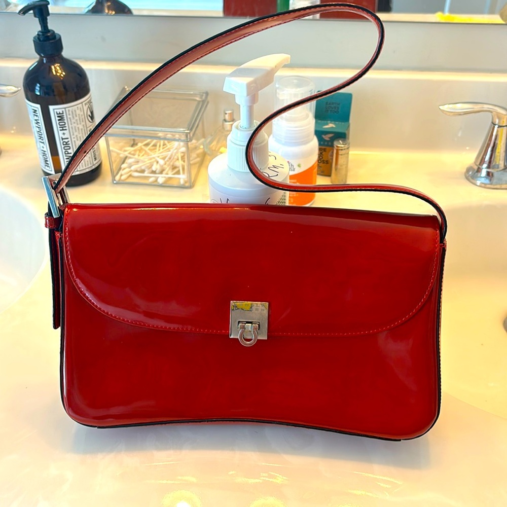 Authentic Arnold Palmer purse in scarlet red. Never been used.